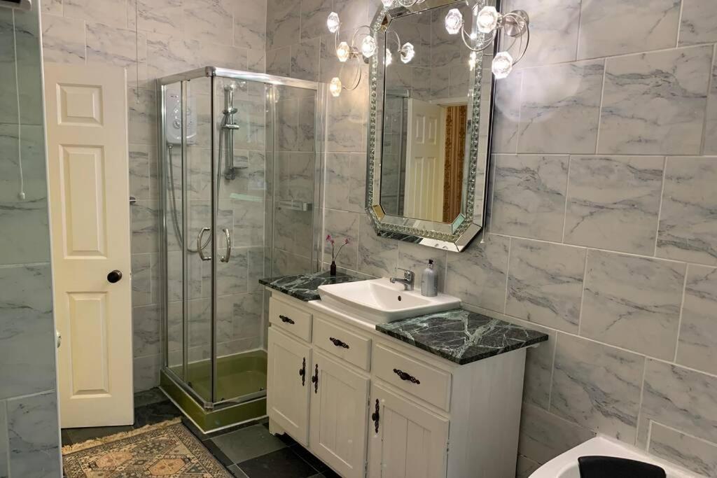 Luxurious Apartment In Historic Mansion - Sleeps 7 Ladock Exterior photo